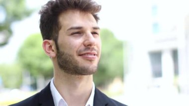 Şehrin gülümseyen iş adamı