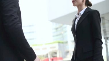 İş Adamları Tokalaşıyor