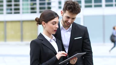 iş adamları şehirde dijital tablet kullanma 