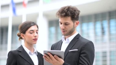 iş adamları şehirde dijital tablet kullanma 