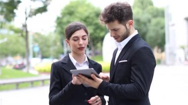 iş adamları şehirde dijital tablet kullanma 