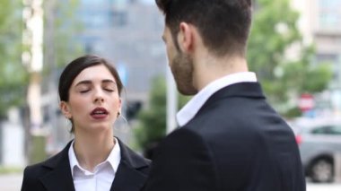 Şehirde bir konuşma olan iş adamları