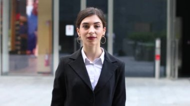 Gülümseyen kadın onun parmak için şehirde işaret 