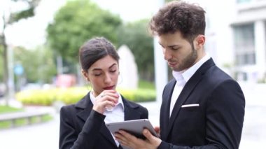iş adamları şehirde dijital tablet kullanma 