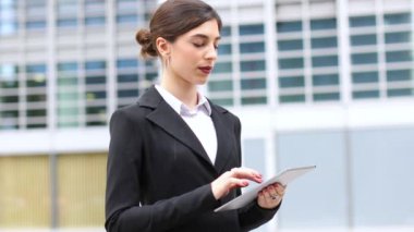 Şehirde tablet kullanarak işkadını portresi 
