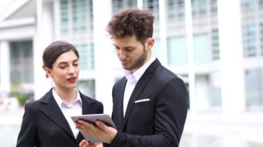 iş adamları şehirde dijital tablet kullanma 