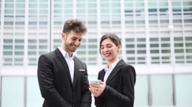 Telefon kullanma office önünde iş adamları