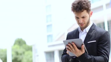 gülümseyen adam dijital tablet kullanma
