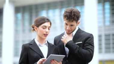 iş adamları şehirde dijital tablet kullanma 