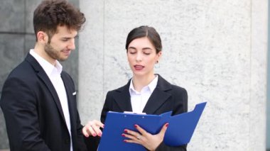 Açık bir belgeyi okurken iş adamları