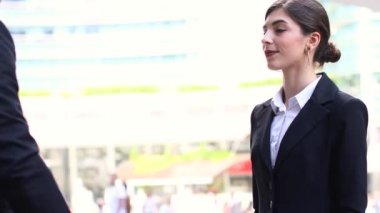 Şehirdeki iş adamları el sıkışıyor. 