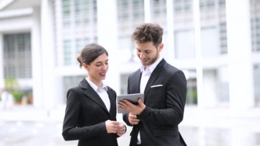 iş adamları şehirde dijital tablet kullanma 