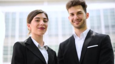 Gülümseyen iş adamları şehirde, ağır çekim 