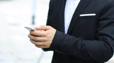 İşadamı bölümünü cep telefonunu kullanma