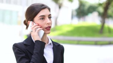 Onun ofisi önünde cep telefonu kullanan iş kadın