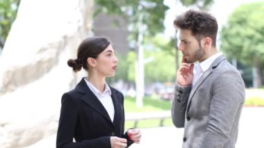 Şehirde bir konuşma olan iş adamları