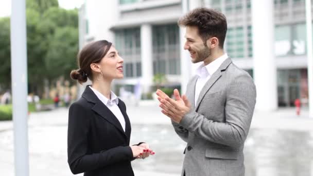 Gente Negocios Conversando Ciudad — Vídeos de Stock