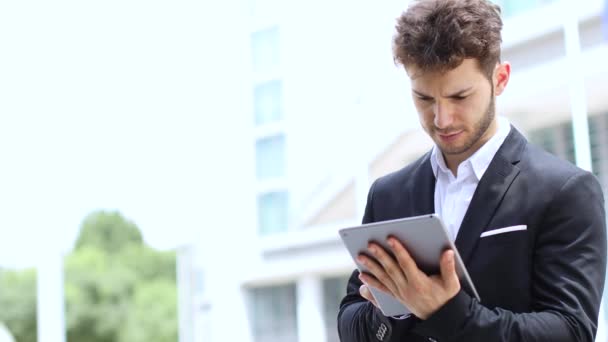 Hombre Sonriente Usando Una Tableta Digital — Vídeos de Stock