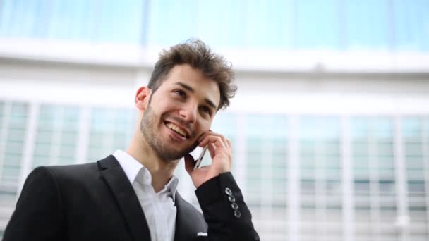 Hombre Negocios Sonriente Hablando Por Teléfono Aislado Sobre Fondo Blanco — Vídeo de stock