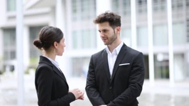 İş ortakları birlikte şehirde konuşuyor 