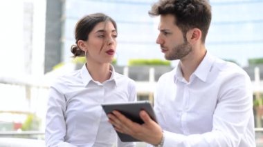iş adamları şehirde dijital tablet kullanma 