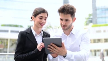 iş adamları şehirde dijital tablet kullanma 