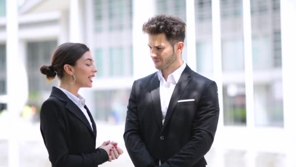 Parceiros Negócios Conversando Juntos Cidade — Vídeo de Stock