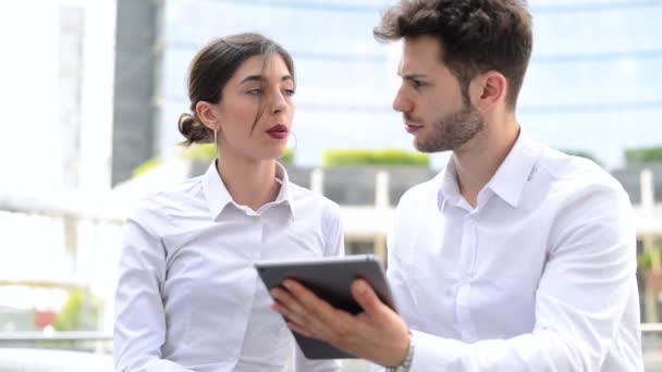 Mensen Uit Het Bedrijfsleven Met Behulp Van Een Digitaal Tablet — Stockvideo