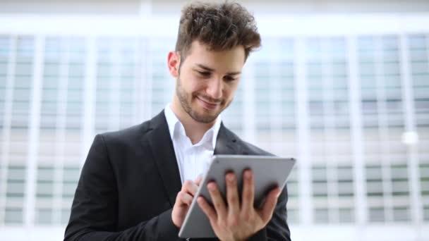 Lächelnder Mann Mit Digitalem Tablet — Stockvideo