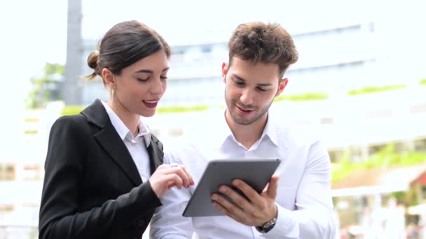 Pessoas Negócios Usando Tablet Digital Cidade — Vídeo de Stock