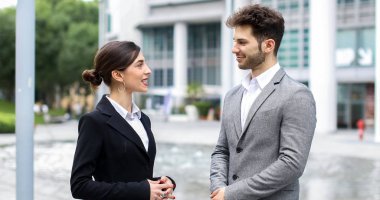 Birlikte tartışırken iş ortakları