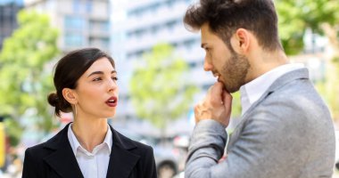 Birlikte tartışırken iş ortakları