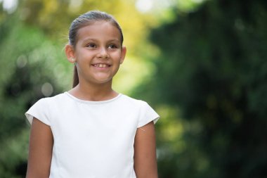 Gülümseyen güzel çocuk portre