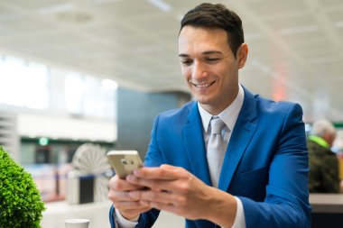 İş adamı cep telefonunu kullanıyor.