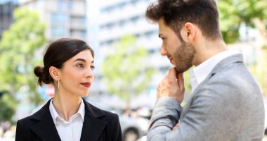 Birlikte tartışırken iş ortakları