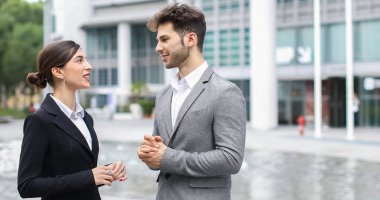 Birlikte tartışırken iş ortakları