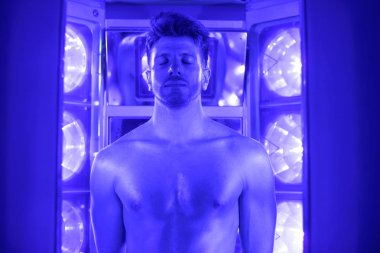 Yapay uv ışık ile bronzlaşma adam