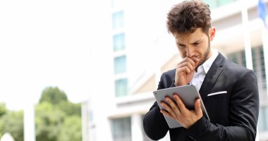 Dijital tablet kullanan genç bir yönetici