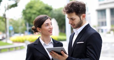 Birkaç iş adamı açık hava tableti kullanıyor.