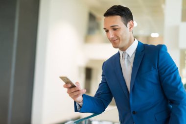 İş adamı cep telefonunu kullanıyor.