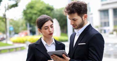 Birkaç iş adamı açık hava tableti kullanıyor.