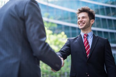 El sıkışan genç iş adamları