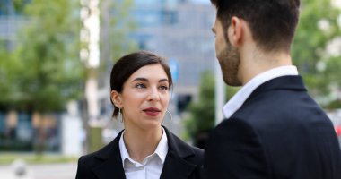 Birlikte tartışırken iş ortakları