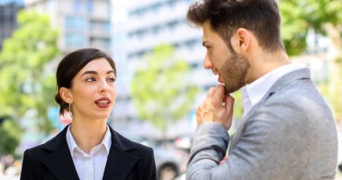 Birlikte tartışırken iş ortakları