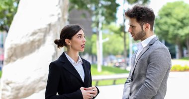 Birlikte tartışırken iş ortakları