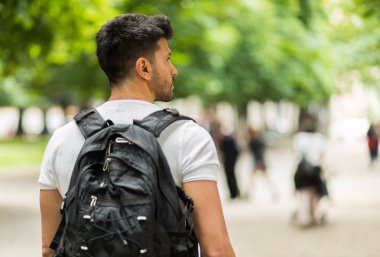 Gülümseyen öğrenci parkta yürüyüş 