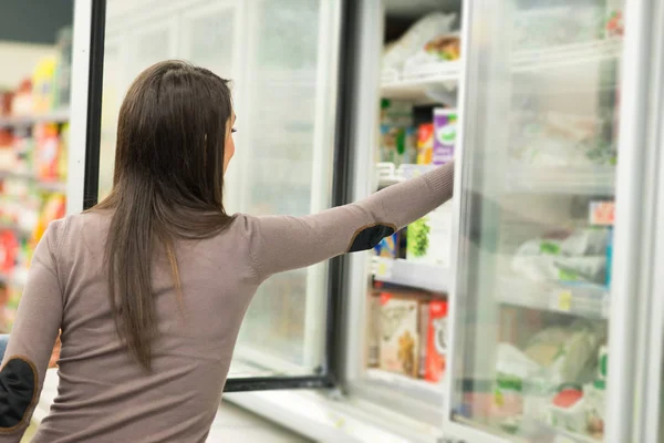 Mulher Tomando Alimentos Ultracongelados Congelador Supermercado — Fotografia de Stock