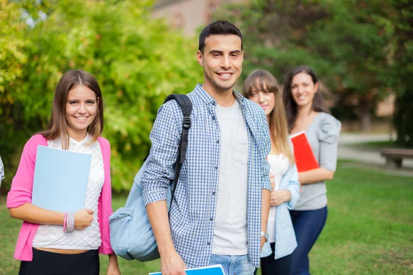 Utomhus Porträtt Grupp Studenter Framför Sin Skola — Stockfoto