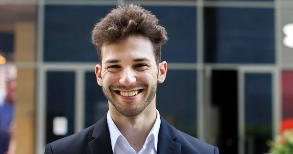 Joven Hombre Negocios Sonriendo Aire Libre — Foto de Stock