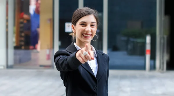 Femme Affaires Pointant Vers Caméra — Photo